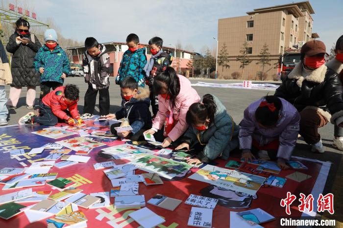 圖為小朋友們參加趣味游戲活動(dòng)?！铨埥?攝