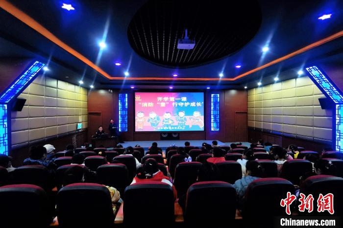 圖為小朋友們上消防安全知識(shí)教育課。　楊龍建 攝