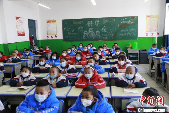 圖為正在上課的學(xué)生?！●R銘言 攝