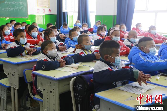 圖為學(xué)生學(xué)習(xí)七步洗手法?！●R銘言 攝