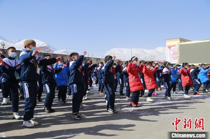 圖為學(xué)生跳起歡快的藏族舞蹈迎接新學(xué)期?！●R銘言 攝