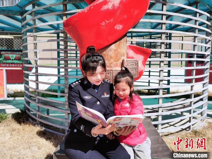 西藏林芝:小達(dá)嘎的“警察媽媽”