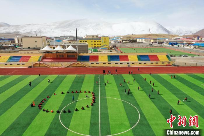 航拍曲麻萊縣足球場?！●R銘言 攝