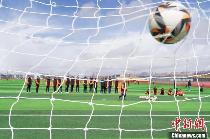 圖為孩子們進(jìn)行射門訓(xùn)練?！●R銘言 攝