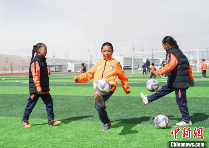 圖為孩子們進(jìn)行顛球訓(xùn)練?！●R銘言 攝