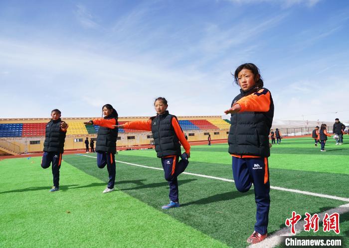 圖為孩子們正在熱身?！●R銘言 攝