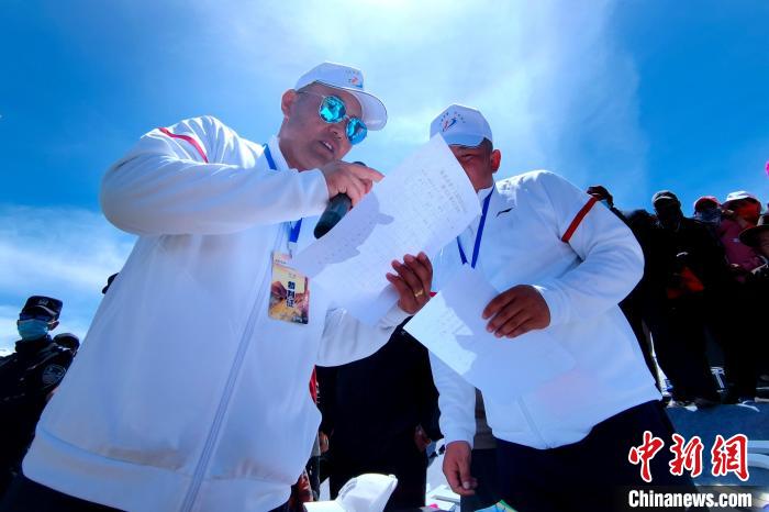 圖為裁判員統(tǒng)計(jì)牧民運(yùn)動(dòng)項(xiàng)目比賽成績?！±铍h 攝