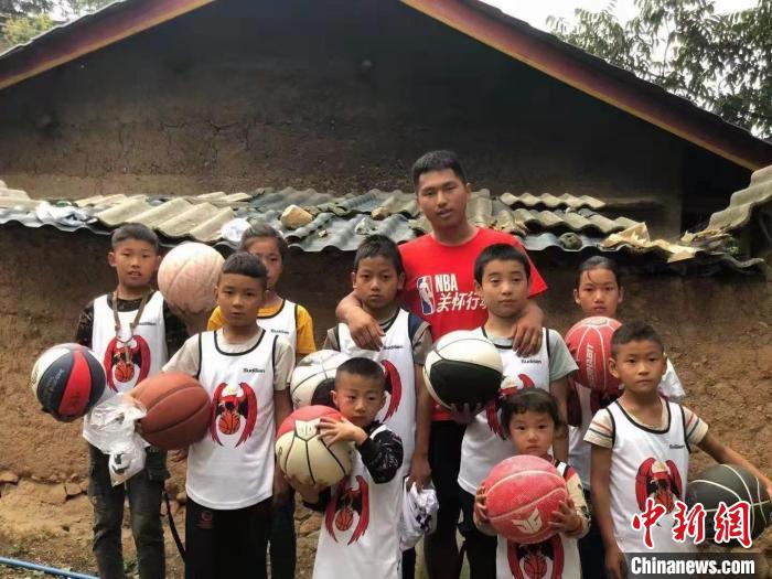 大涼山深處的“造夢(mèng)人”:托舉“雛鷹”振翅翱翔