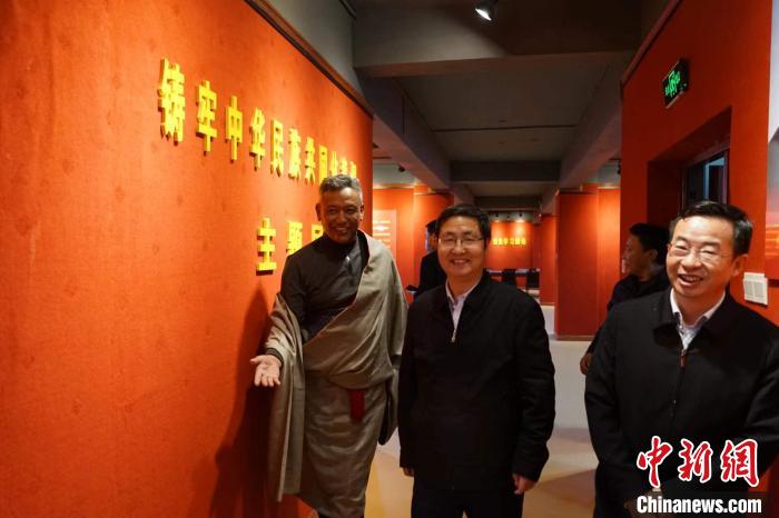 資料圖為參觀鑄牢中華民族共同體意識主題展。　胡貴龍 攝