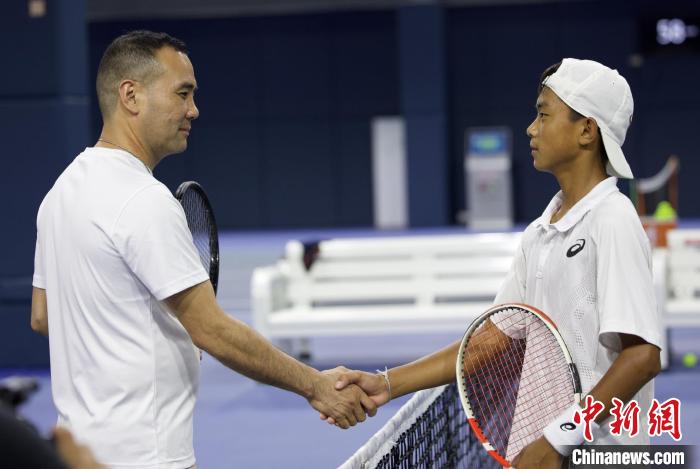 闊別兩年后，王發(fā)(右一)和王育喜(左一)再握手。　黃迪燊 攝