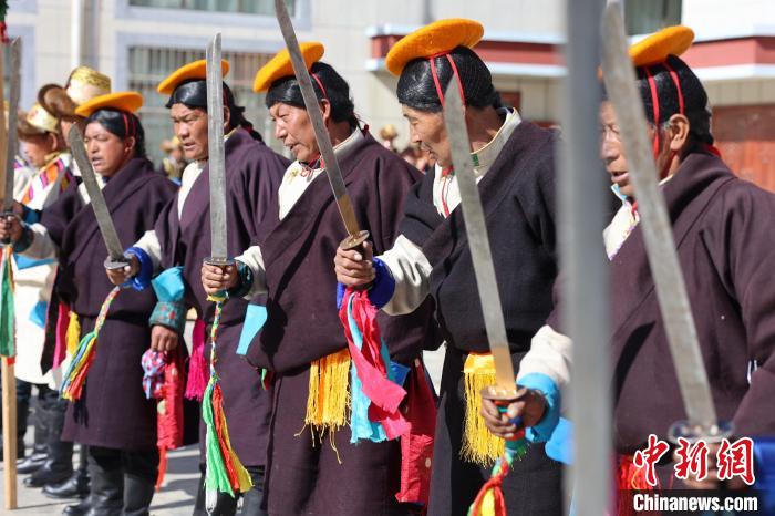 圖為藝人們手持藏刀表演加麻百·甲江。　倫珠澤仁 攝