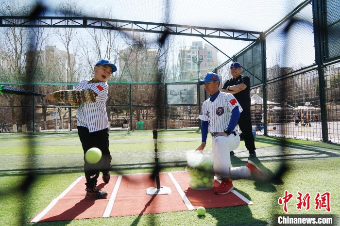 圖為教練指導(dǎo)小棒球手進(jìn)行擊球訓(xùn)練?！●R銘言 攝