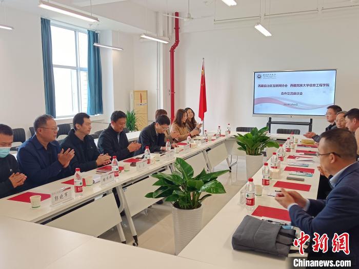 圖為座談會議現(xiàn)場?！「裆?攝