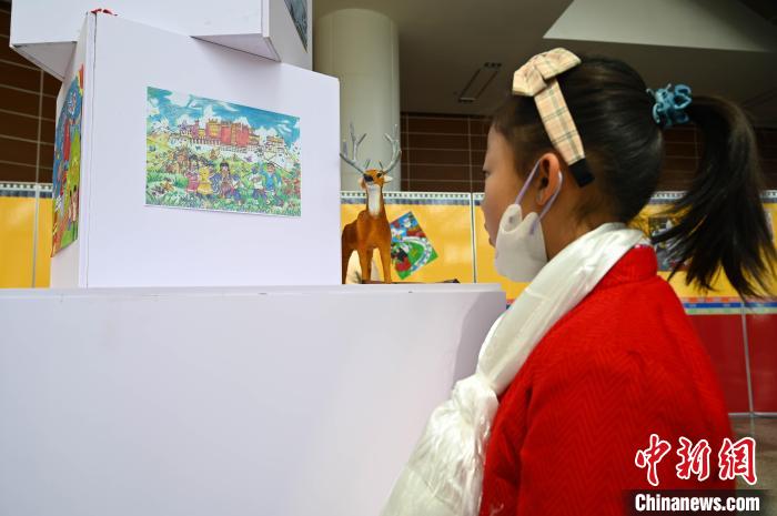 圖為學(xué)生參觀繪畫展?！≮w朗 攝