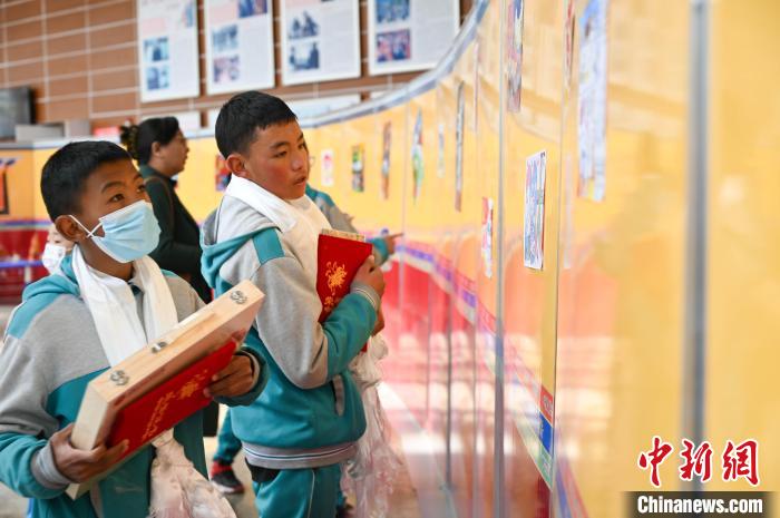 圖為學(xué)生參觀繪畫展?！≮w朗 攝