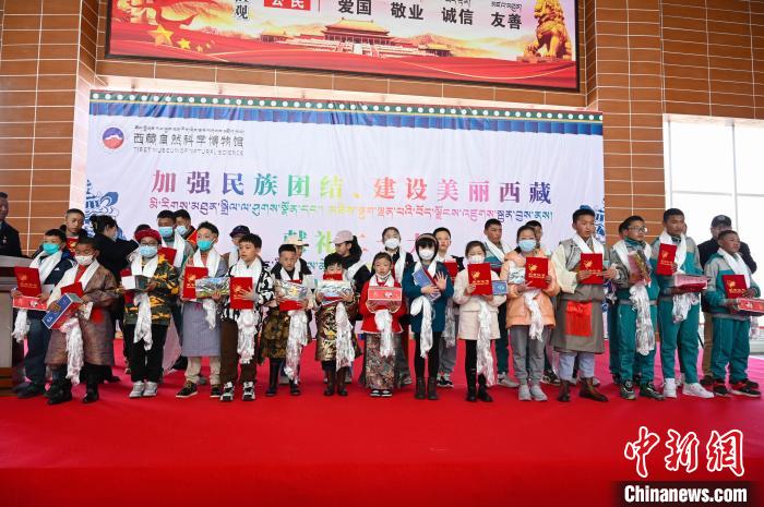 圖為部分獲獎(jiǎng)學(xué)生合影?！≮w朗 攝