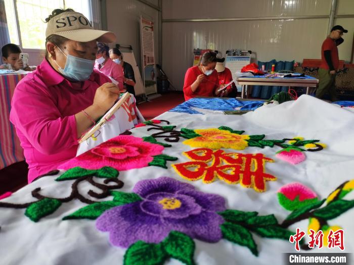 圖為婦女制作青繡。　張?zhí)砀?攝