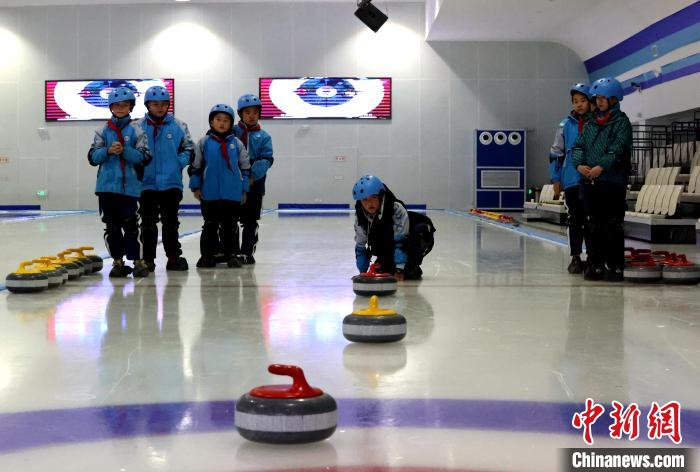 青海西寧:冰雪運動進校園