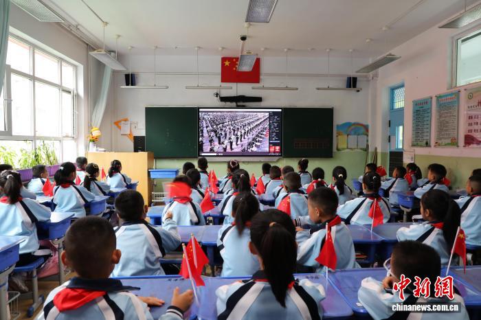 青海西寧:小學(xué)生“零距離”接受國(guó)防教育