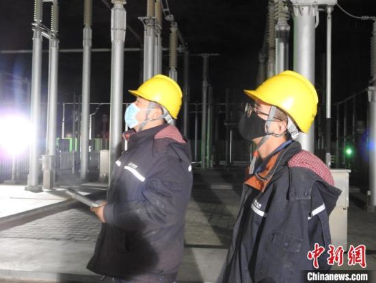 圖為5月10日凌晨，國(guó)網(wǎng)青海檢修公司柴達(dá)木換流站運(yùn)維人員在進(jìn)行柴拉直流系統(tǒng)停電操作?！∫杂?攝