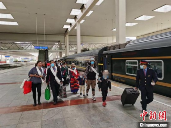 圖為拉薩車站工作人員為西藏先心病患兒和陪同人員提供“綠色”接力幫扶，并開通了專門通道，讓他們快速進站上車。拉薩車站 供圖