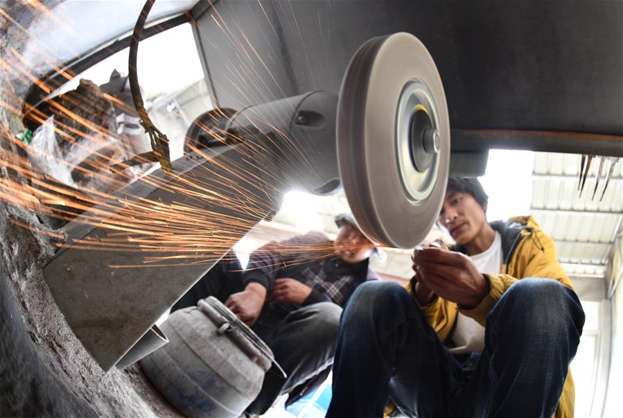 (脫貧攻堅(jiān))(2)藏東脫貧影像:古老藏刀技藝助脫貧