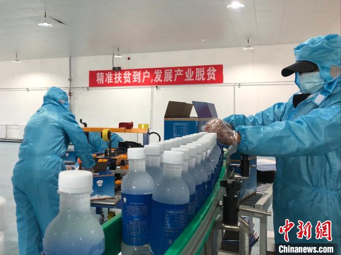 圖為阿里地區(qū)措勤縣某飲用水加工公司，該公司以“基地+公司+貧困民眾”為運(yùn)營模式，帶動(dòng)貧困民眾68戶232人?！≈x牧 攝