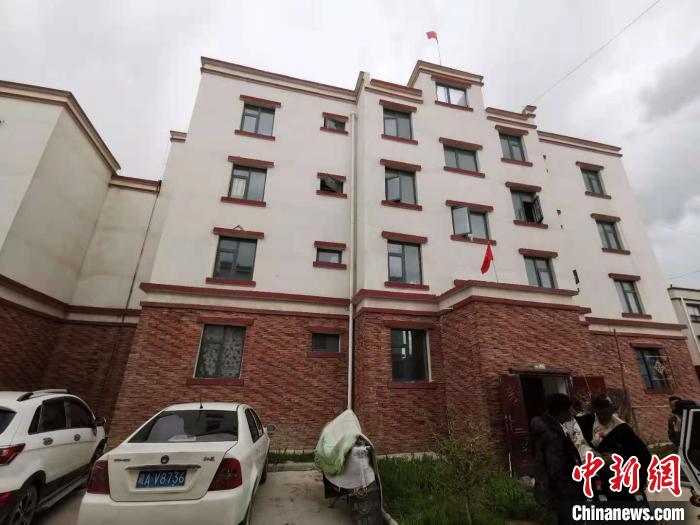 圖為8月12日，2018年7月從距那曲市色尼區(qū)城區(qū)那曲鎮(zhèn)90千米外的古露鎮(zhèn)當桑村搬遷至城區(qū)的旦增新家位于一棟四層的樓房內(nèi)(資料圖)。　張偉 攝