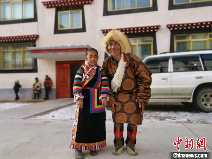 圖為2020年1月16日，搬遷至那曲市安多縣卓格扶貧小區(qū)的農(nóng)牧民在新家外面合影(資料圖)。　張偉 攝