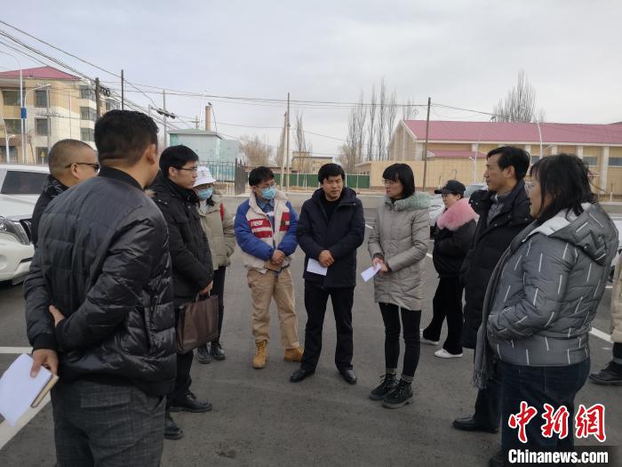 圖為青海大學(xué)工作人員正在現(xiàn)場(chǎng)考察該項(xiàng)目進(jìn)行情況?！±罱瓕?攝