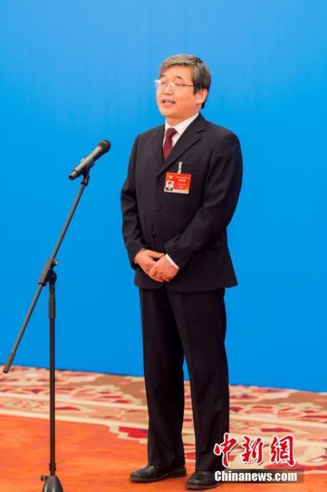 3月10日，全國政協(xié)十三屆四次會議第三場“委員通道”采訪活動在北京人民大會堂新聞發(fā)布廳舉行。圖為全國政協(xié)委員阿拉坦倉通過網(wǎng)絡(luò)視頻方式接受媒體采訪。<a target='_blank' ><p  align=