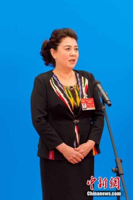 3月10日，全國政協(xié)十三屆四次會議第三場“委員通道”采訪活動在北京人民大會堂新聞發(fā)布廳舉行。圖為全國政協(xié)委員古麗帕麗·阿不都拉通過網(wǎng)絡(luò)視頻方式接受媒體采訪。<a target='_blank' ><p  align=