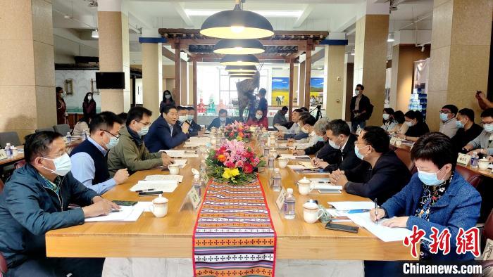 圖為國家糧食產(chǎn)業(yè)(青稞深加工)技術(shù)創(chuàng)新分中心在西藏拉薩掛牌儀式現(xiàn)場。　貢桑拉姆 攝