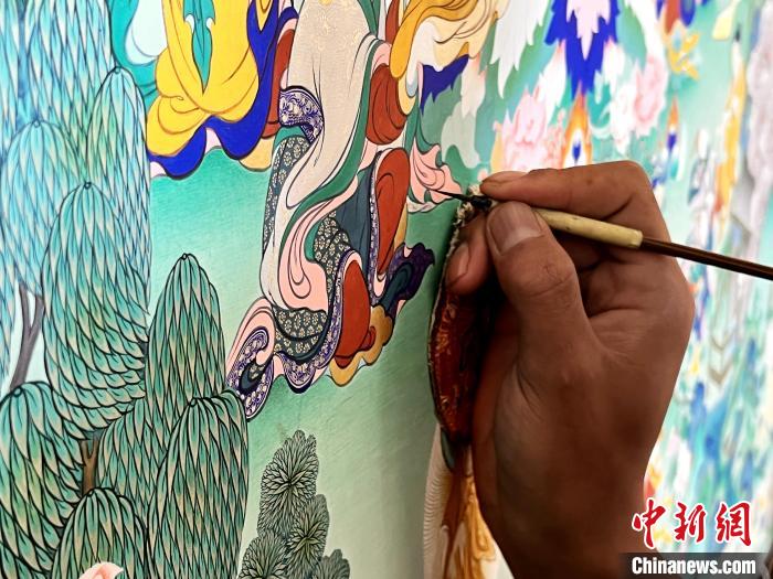 圖為畫師繪畫唐卡。　馬文莉 供圖