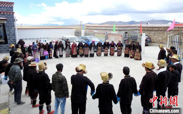 圖為普瑪江塘鄉(xiāng)民眾載歌載舞?！±丝ㄗ涌h網(wǎng)信辦供圖