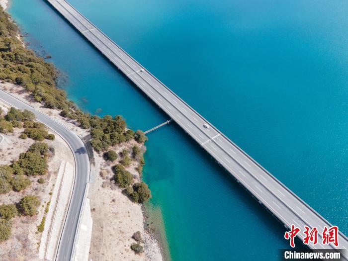 圖為西藏林拉高等級公路多布湖段風(fēng)光?！〗w波 攝