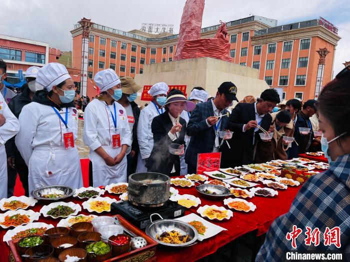 圖為2022年，班戈縣“鄉(xiāng)村振興那曲奮進”廚藝大賽現場。資料圖 那曲市“鄉(xiāng)村振興 那曲奮進”活動辦供圖