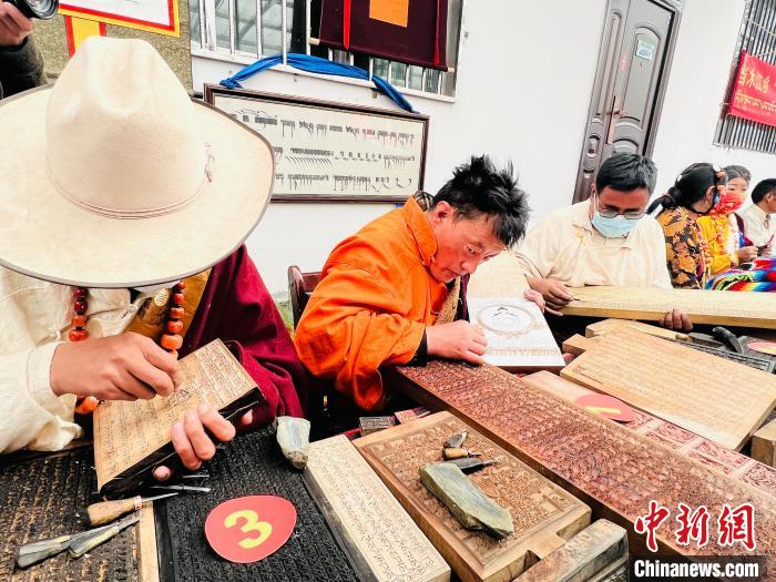 圖為2022年，聶榮縣當木江鄉(xiāng)“鄉(xiāng)村振興那曲奮進”活動雕刻比賽現場。資料圖 那曲市“鄉(xiāng)村振興 那曲奮進”活動辦供圖