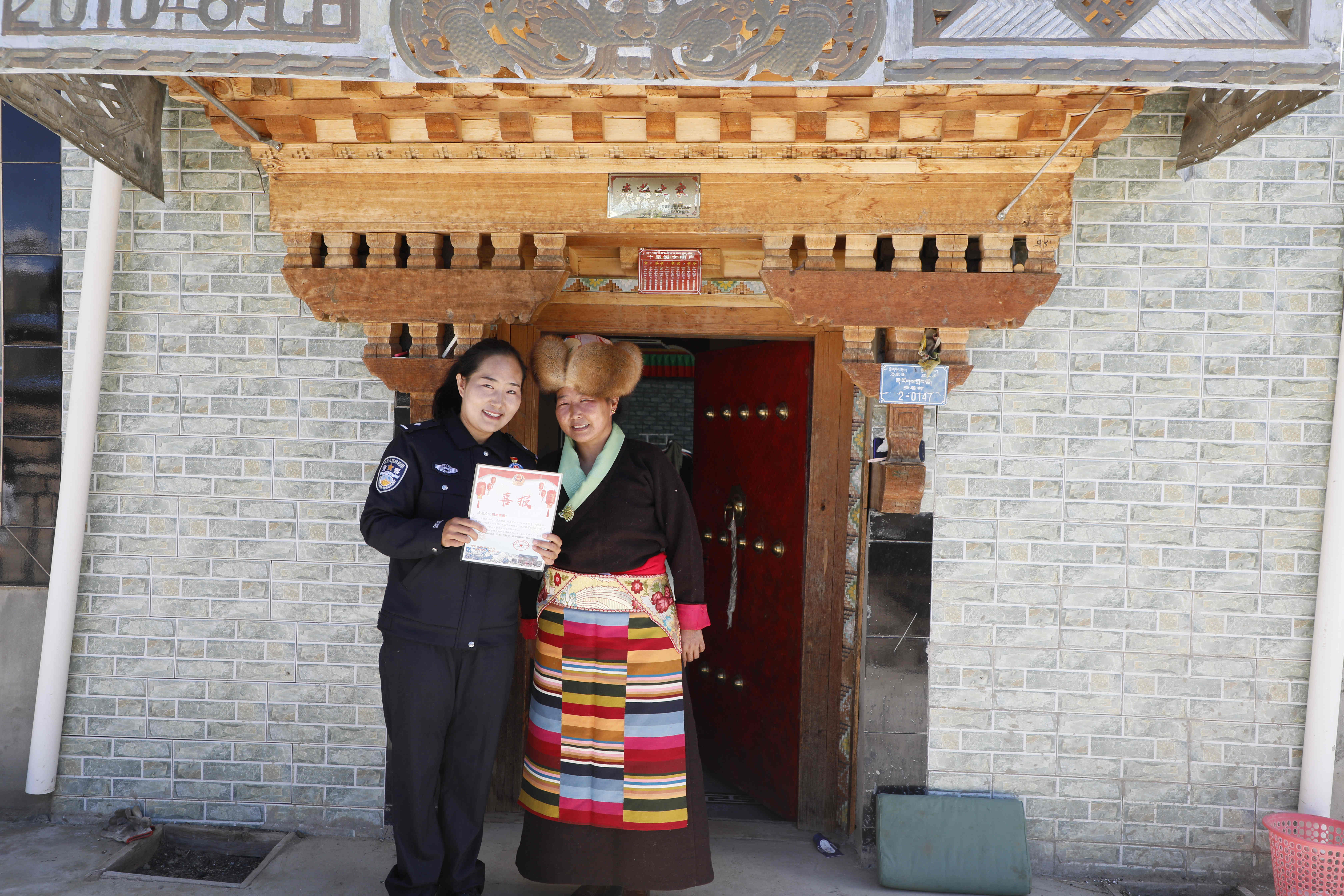 索朗曲珍和母親展示定級授銜喜報 應(yīng)俊攝.JPG 索朗曲珍和母親展示定級授銜喜報 應(yīng)俊攝.JPG