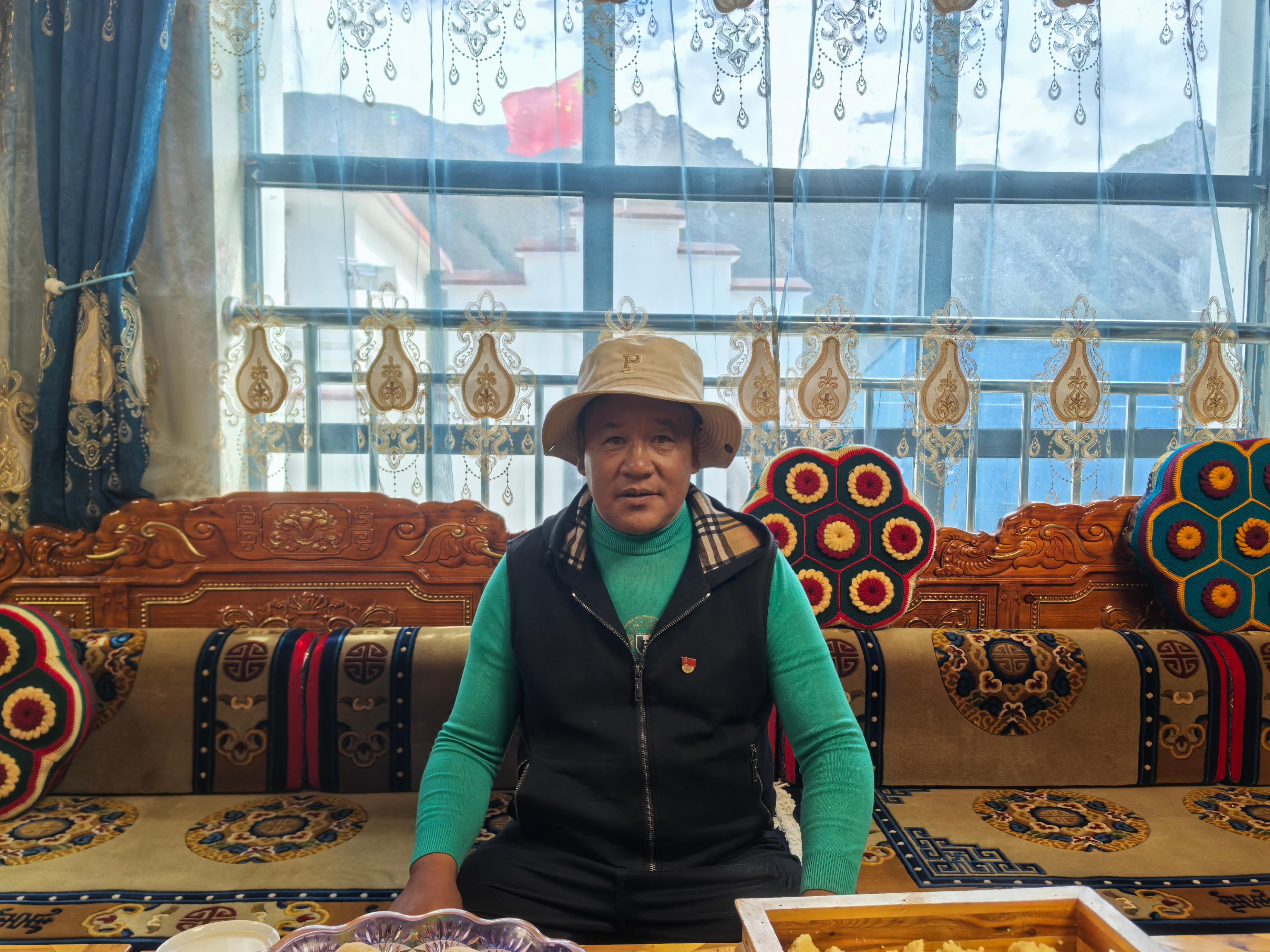 斯定咔村村民在自家客廳。 人民網(wǎng)記者 黃玉琦攝