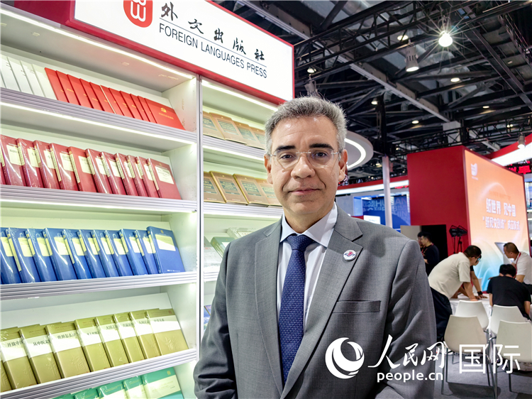 巴西東進(jìn)出版社社長(zhǎng)高文勇接受人民網(wǎng)專訪。人民網(wǎng)記者 符園園攝