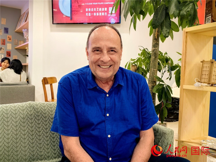 巴西坎皮納斯州立大學(xué)文學(xué)院資深教授弗朗西斯科·福特·哈德曼接受人民網(wǎng)專訪。人民網(wǎng)記者 符園園攝