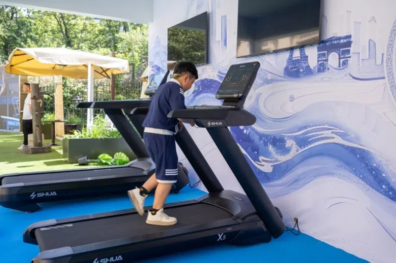 小朋友在智慧體育公園體驗跑步機(jī)。巴黎