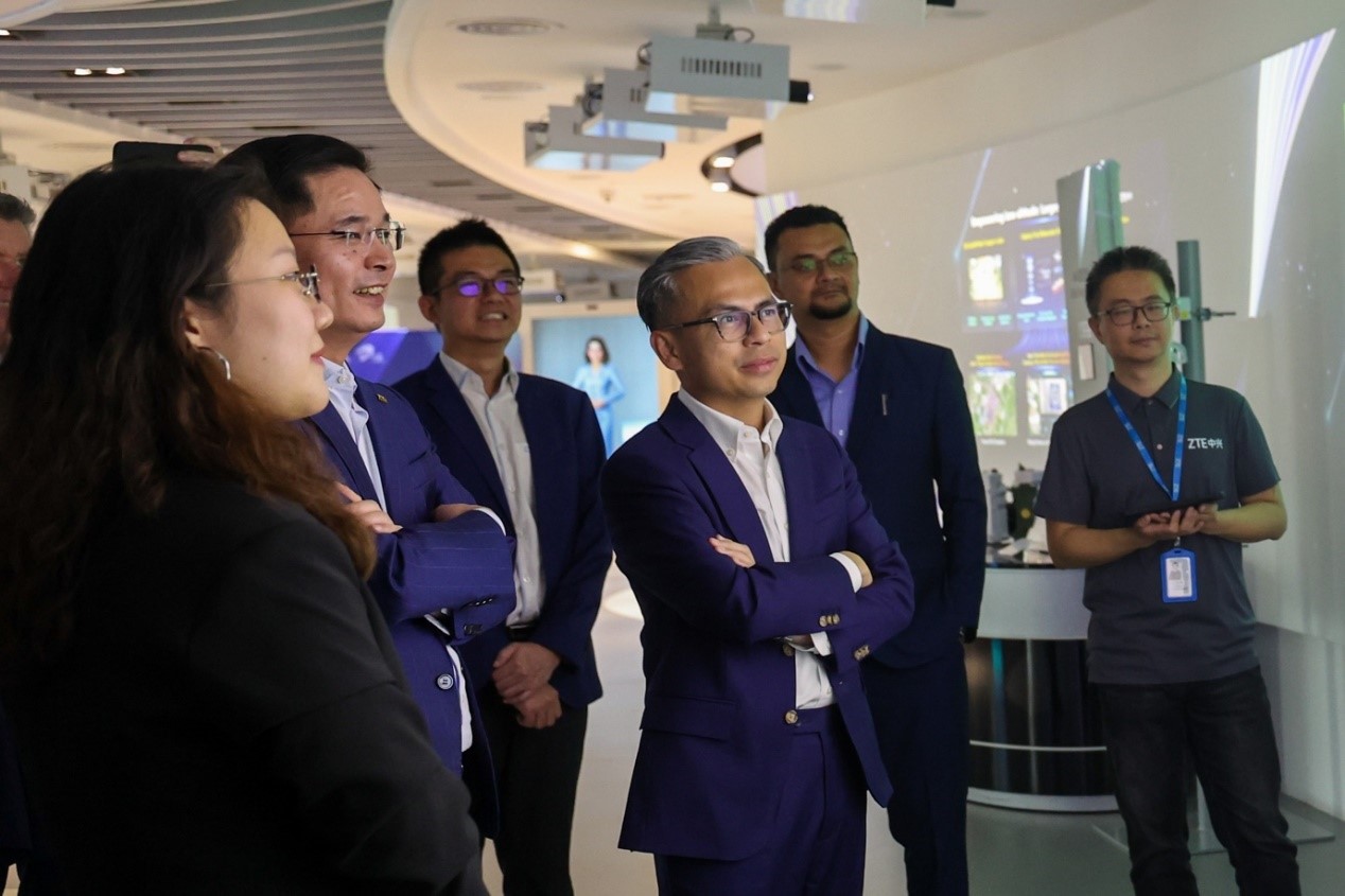 馬來西亞通訊部長法米·法茲（右三）在華訪問中國知名通信企業(yè)。（照片由馬來西亞通訊部提供） (1)