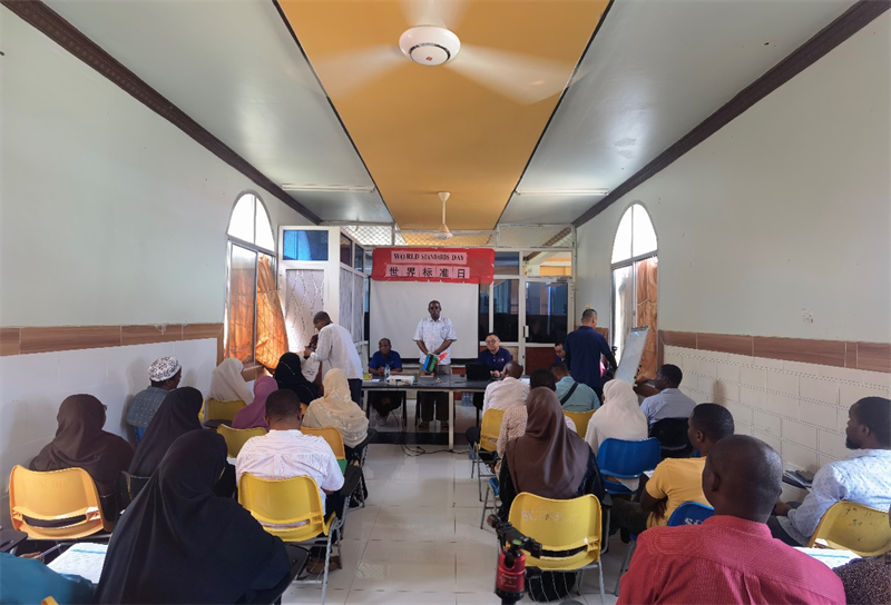 奔巴衛(wèi)生署醫(yī)政處處長馬蘇德致辭。施亮攝（專家組供圖）