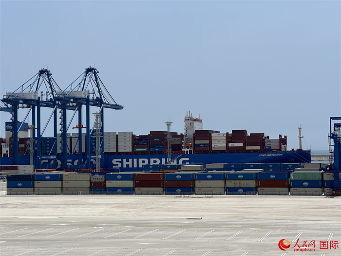 當(dāng)?shù)貢r(shí)間11月15日，秘魯錢凱港碼頭操作區(qū)現(xiàn)場(chǎng)。人民網(wǎng)記者 周雨攝