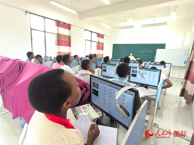 學(xué)生們在課堂上認(rèn)真聽講。人民網(wǎng)記者 黃培昭攝