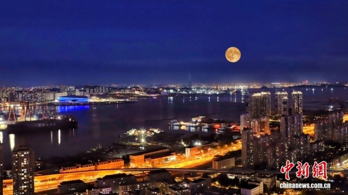 遼寧大連，中秋節(jié)一輪圓月從大連梭魚灣東方海岸線升起。