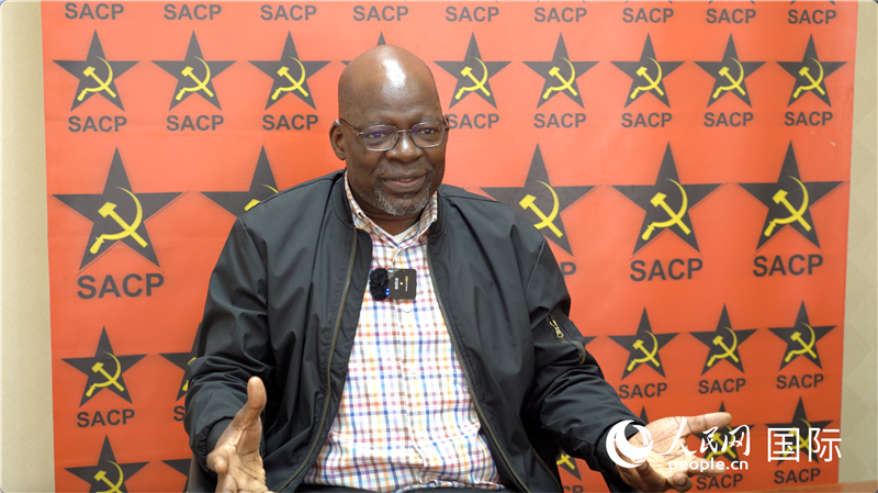 南非共產(chǎn)黨總書記索利 馬派拉接受人民網(wǎng)記者采訪。人民網(wǎng) 劉暢攝