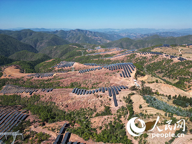 云南南華羅文村的山坡上，一塊塊光伏板連接成片。人民網(wǎng)記者 程浩攝